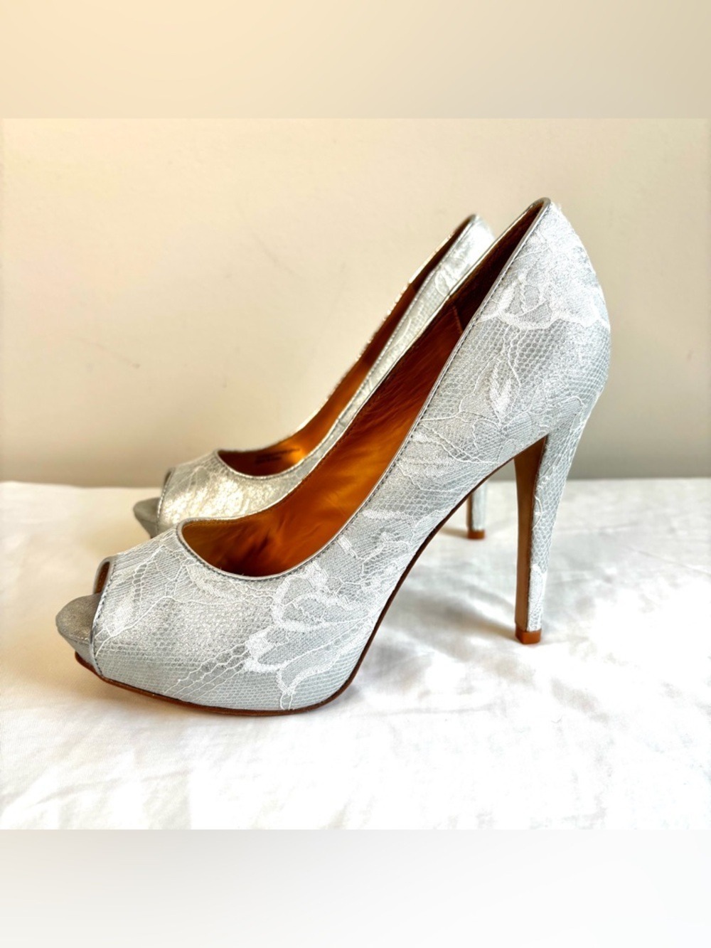Badgley Mischka White Lace Peep Toe Pumps Size 7.5